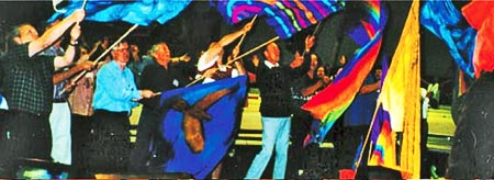 Imagen de un hombre adorando con banderas P113